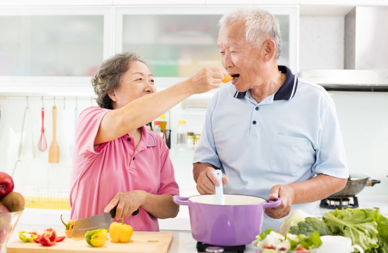 Người già cần cung cấp chế độ dinh dưỡng hợp lý