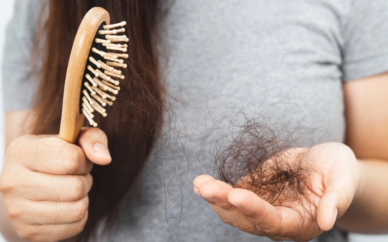 Rụng tóc là biểu hiện thường thấy khi người thiếu protein