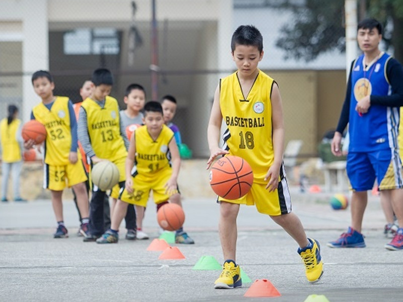Bộ môn bóng rổ giúp các bé nam phát triển chiều cao