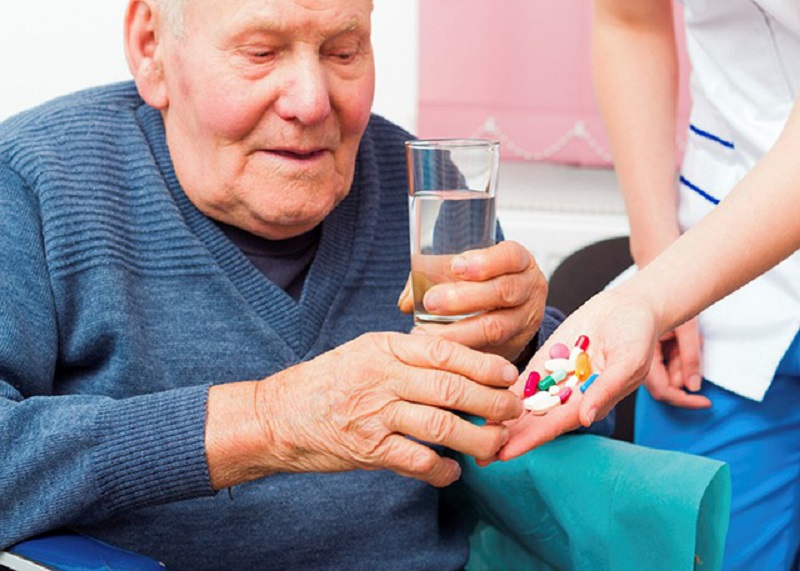 Người già uống thuốc bổ giúp bổ sung dinh dưỡng, cải thiện sức khỏe