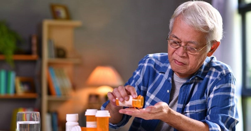 Người cao tuổi cần chú ý gì khi uống thuốc bổ?